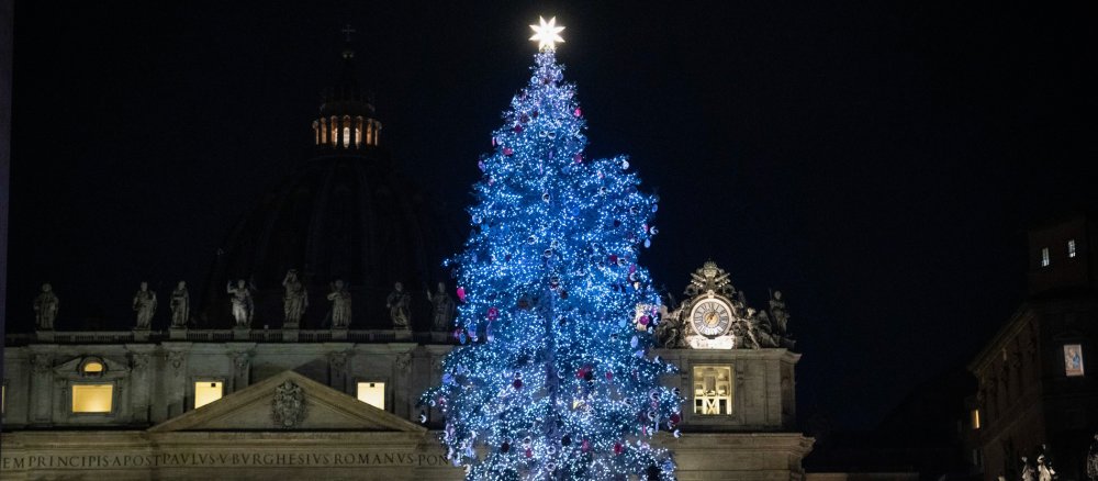 Geschmückter Christbaum auf dem illuminierten Petersplatz