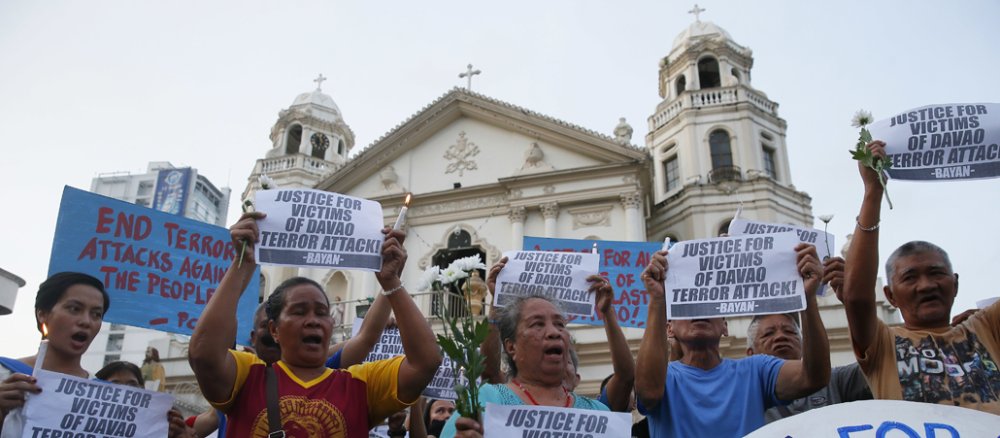 Gläubige halten vor einer Kirche in Manila eine Gebetsvigil gegen den Terror ab.