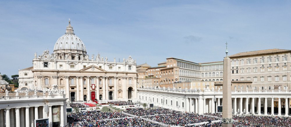Der überfüllte Petersplatz während eines Gottesdienstes.