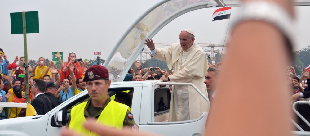 Papst Franziskus fährt beim Weltjugendtag in Krakau durch die jubelnde Menge.