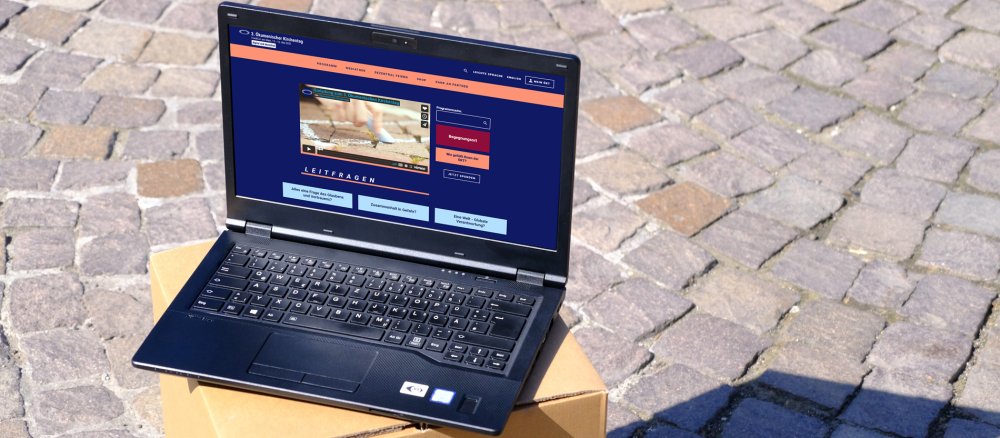 Ein Laptop steht auf einem Hocker
