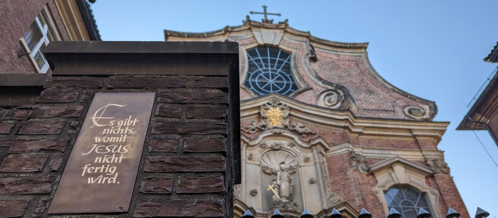 Schild vor einer Kirche "Es gibt nichts, womit JESUS nicht fertig wird."