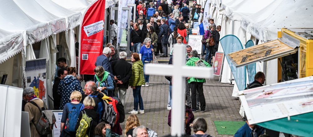 Kreuz über Passanten auf der Kirchenmeile