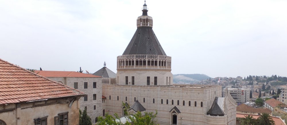 Blick über Nazareth auf den Turm der Verkündigungsbasilika mit ihrem markanten Turm, der wie die umgestülpte Blüte einer Lilie aussehen soll.