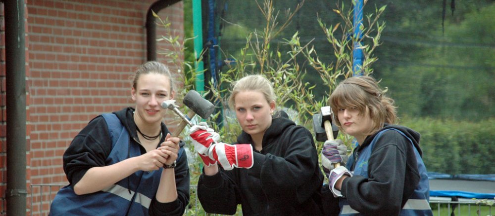 Drei Jugendliche während der 72-Stunden-Aktion im Jahr 2009.