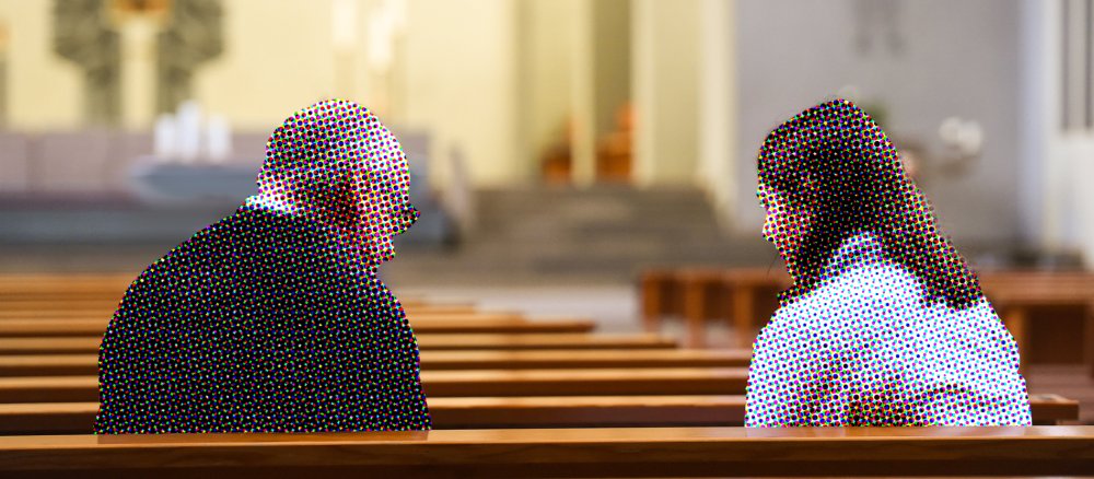 Eine Gemeindereferentin ist im Gespräch mit einem Gläuigen in der Kirchenbank.