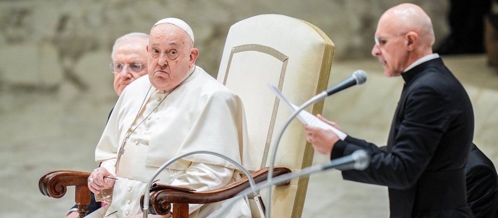 Papst Franziskus ist krank und hört Pater Pierluigi Giroli zu