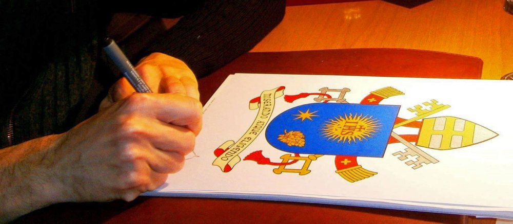 Antonio Pompili zeichnet das Wappen von Papst Franziskus