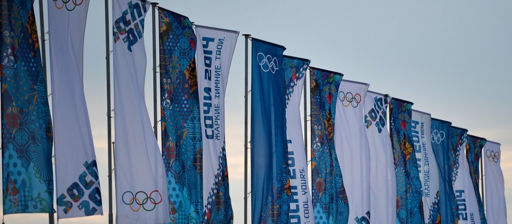 Flaggen der Olympischen Spiele in Sotschi 2014.