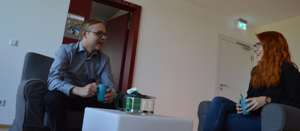 Johannes Köhler beim Kaffeetrinken