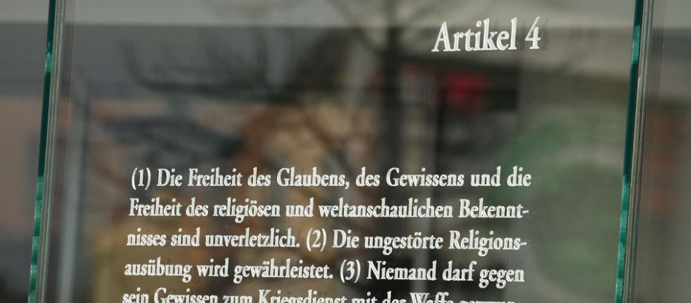 Artikel 4 des Grundgesetzes, graviert auf Glas