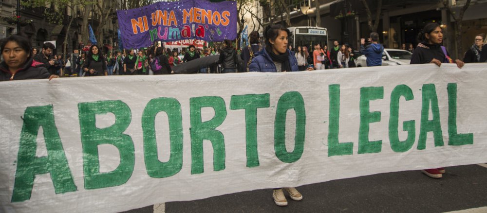 In Buenos Aires demonstrieren tausende Frauen für ein Recht auf Abtreibung.