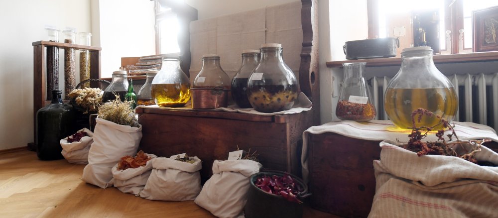 Heilkräuter stehen ausgestellt in der Museums-Apotheke im Kloster Wessobrunn.