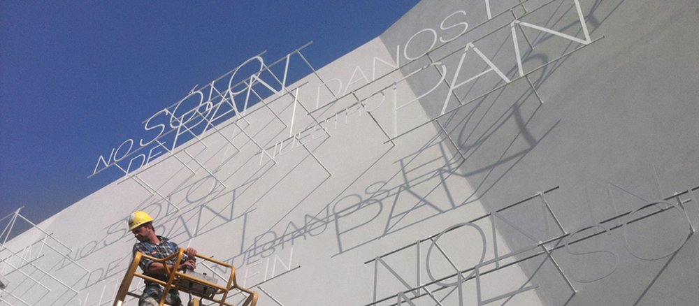 Bauarbeiter an der Wand des Vatikan-Pavillons für die Expo 2015.