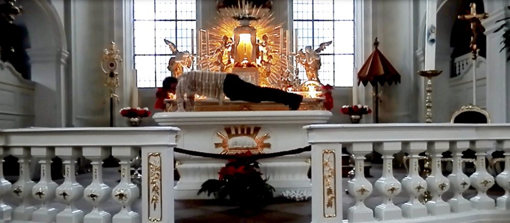 Ein Mann macht Liegestütz auf einem Altar