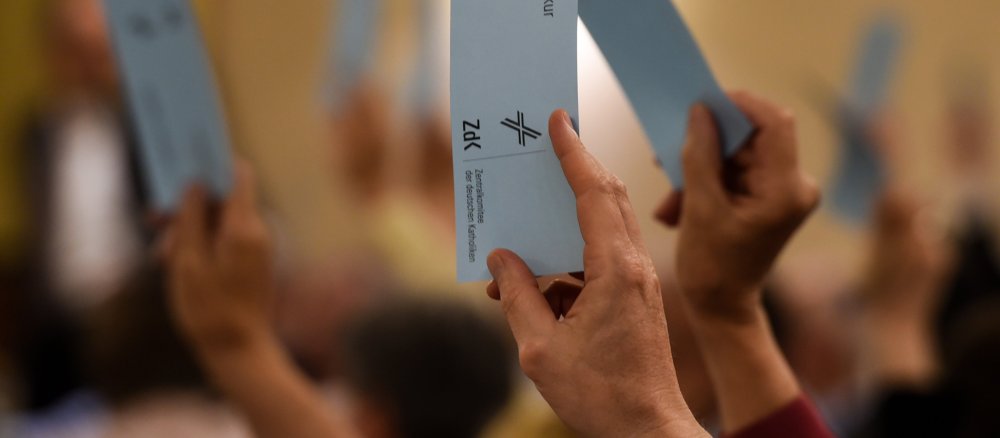 Mitglieder des Zentralkomitees der deutschen Katholiken bei einer Abstimmung.