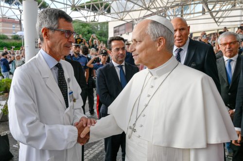 Papst Leo XIV. verabschiedet sich beim Verlassen der Gemelli-Klinik von Stefano Margaritora, einem der behandelnden Ärzte