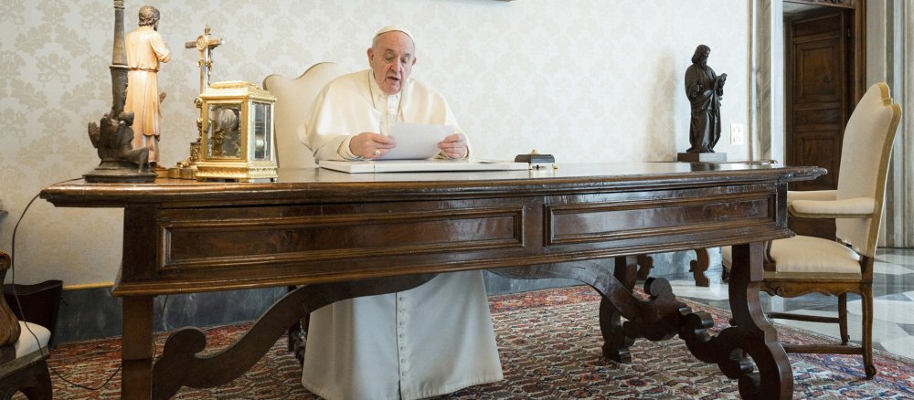 Papst Franziskus am Schreibtisch