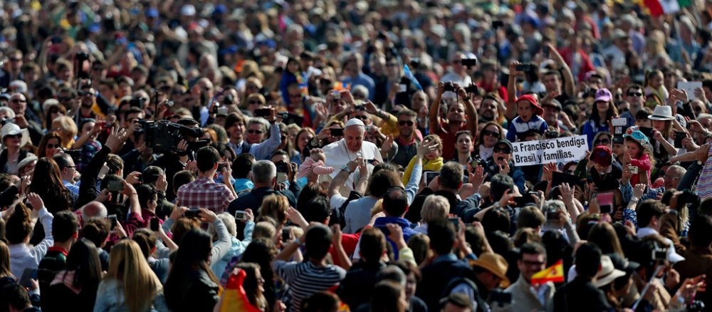 Papst Franziskus umringt von tausend Menschen