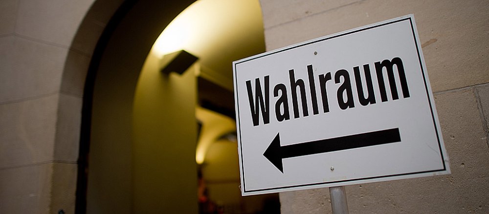 Hinweisschild auf einen Wahlraum.
