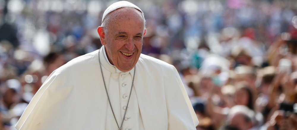 Papst Franziskus lächelnd auf dem Petersplatz