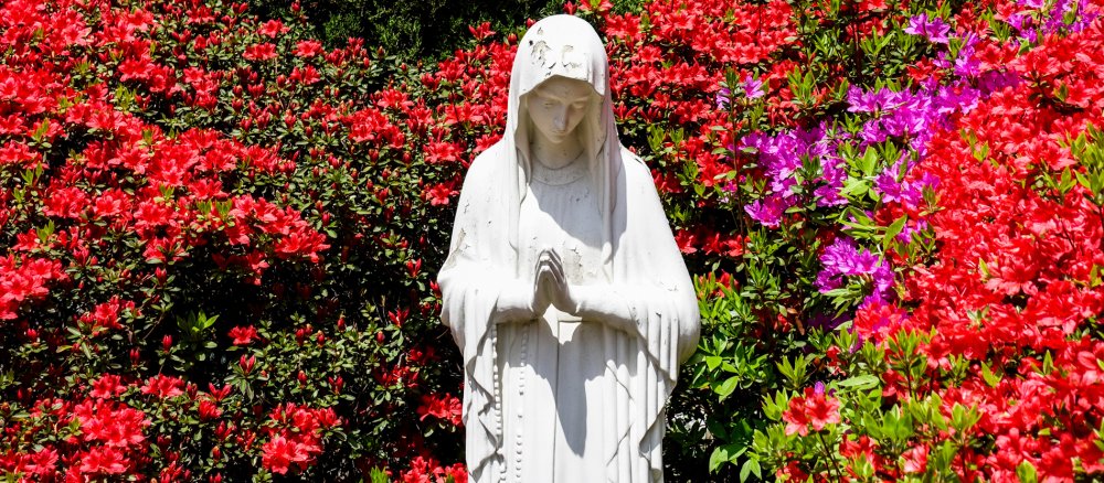 Marienstatue mit Blumen