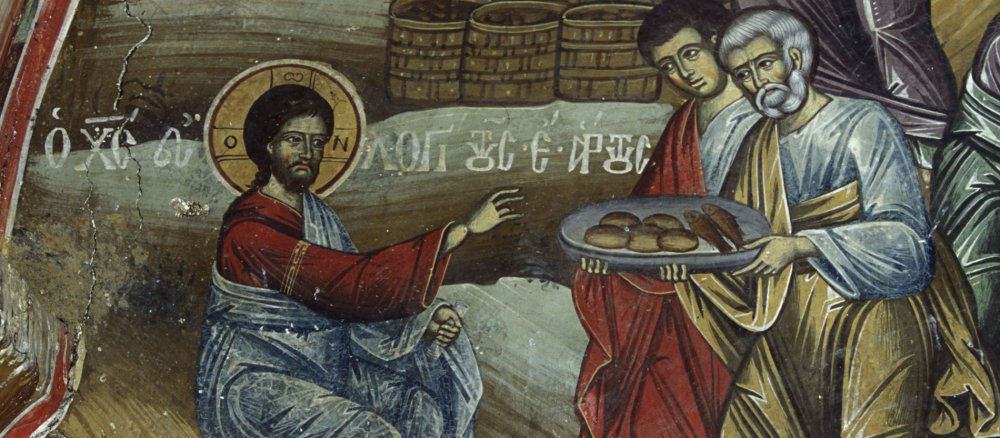 Zwei Jünger zeigen Jesus fünf Brote und zwei Fische.