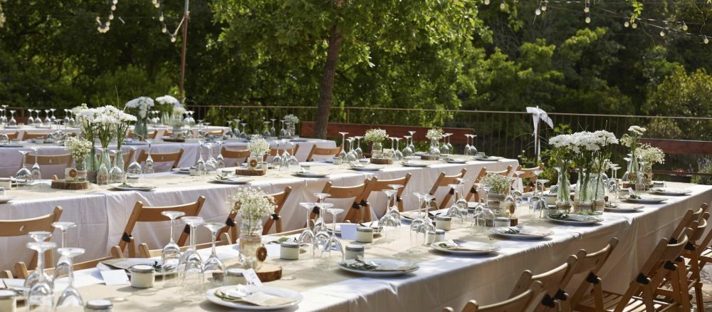 Ein gedeckter Tisch für die Hochzeitsgäste