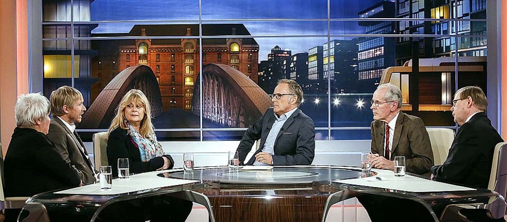 Moderator Reinhold Beckmann (M.) mit Gästen seiner Talkshow am 17. Januar 2013.