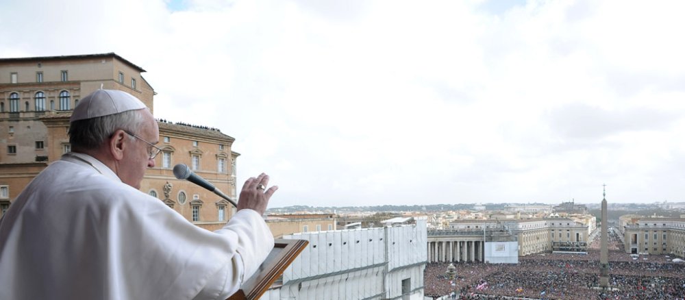 Papst Franziskus spendet am Osterfest 2013 den Segen "Urbi et Orbi".