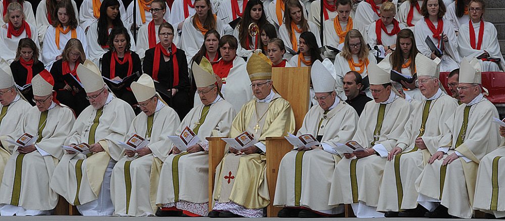 Bischöfe beim Abschlussgottesdienst des Eucharistischen Kongresses im Juni 2013 in Köln.