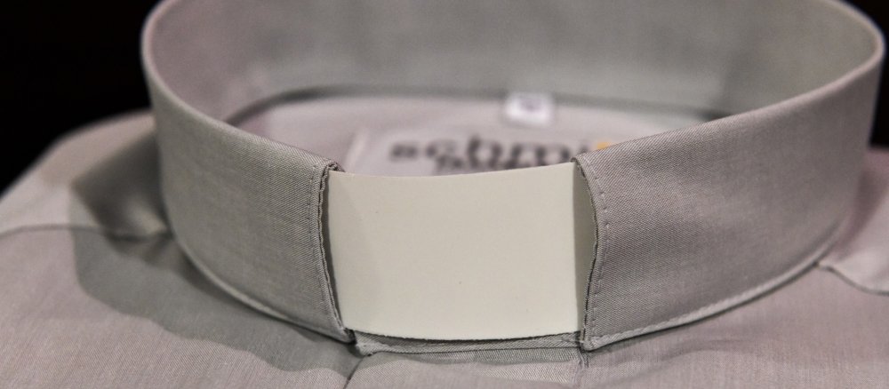 Hellgraues Priesterhemd mit eingestecktem Collar