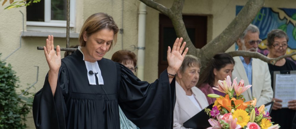 Pfarrerin Henriette Crüwell hat die Hände zum Segen erhoben.