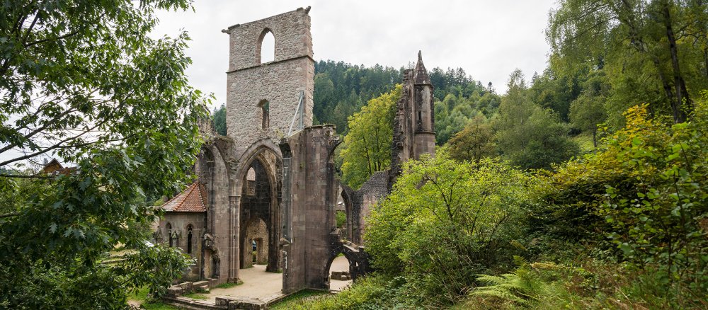 Die Klosterruine Allerheiligen liegt in der Nähe der größten natürlichen Wasserfälle des Nordschwarzwaldes.