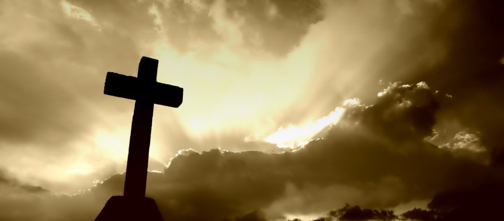Ein Kreuz vor dem Horizont