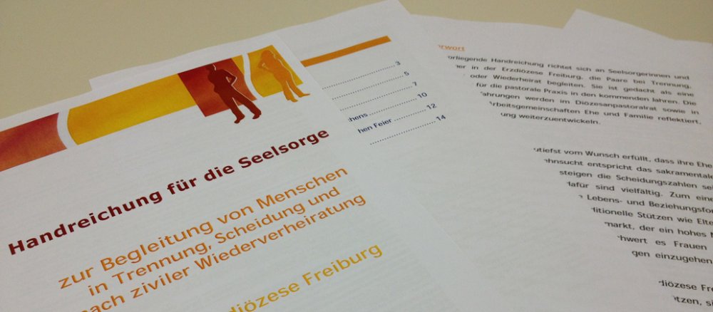 Man sieht das Titelblatt und die ersten beiden Seiten