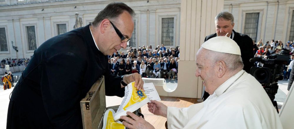 US-Priester Jim Sichko überreicht Papst Franziskus weiß-gelbe Papst-Sneaker