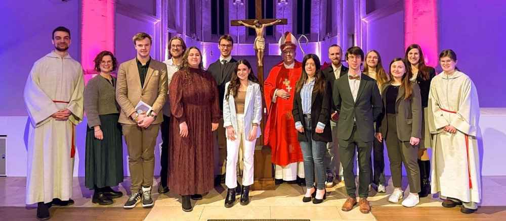 Am 6. Februar haben zehn junge Erwachsene das Sakrament der Firmung in der Jugendkirche Münster empfangen.