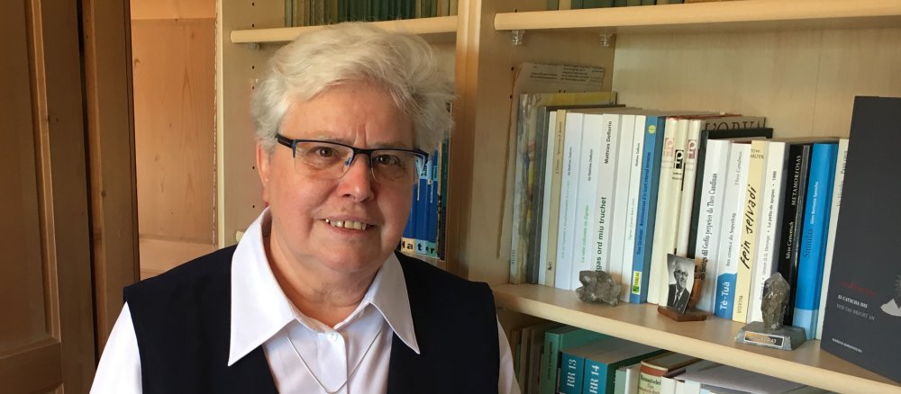 Florentina Camartin vor einem Bücherregal.