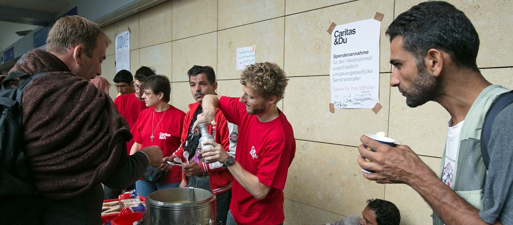 Die Caritas Österreich engagiert sich rund um die Uhr für die durchreisenden Flüchtlinge.