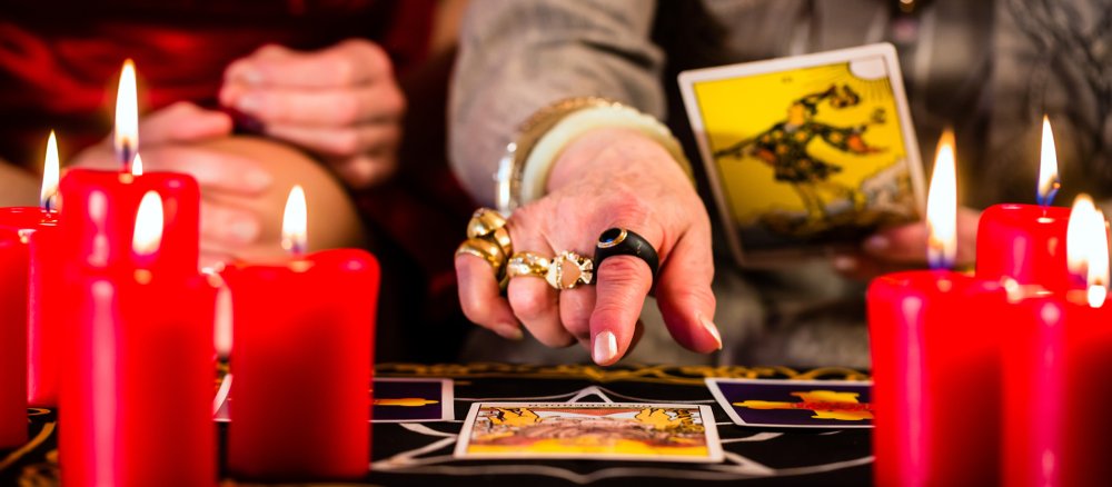 Eine Hellseherin legt Tarot-Karten