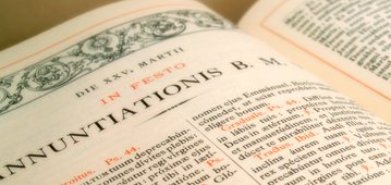 aufgeschlagene Doppelseite eines Buches, dicht gefüllt mit Text in lateinischer Sprache