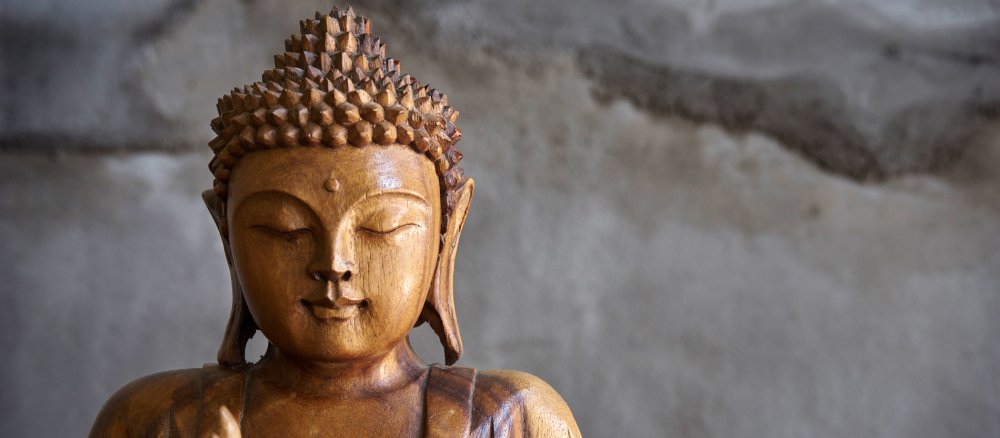 Eine Buddha-Statue aus Holz.