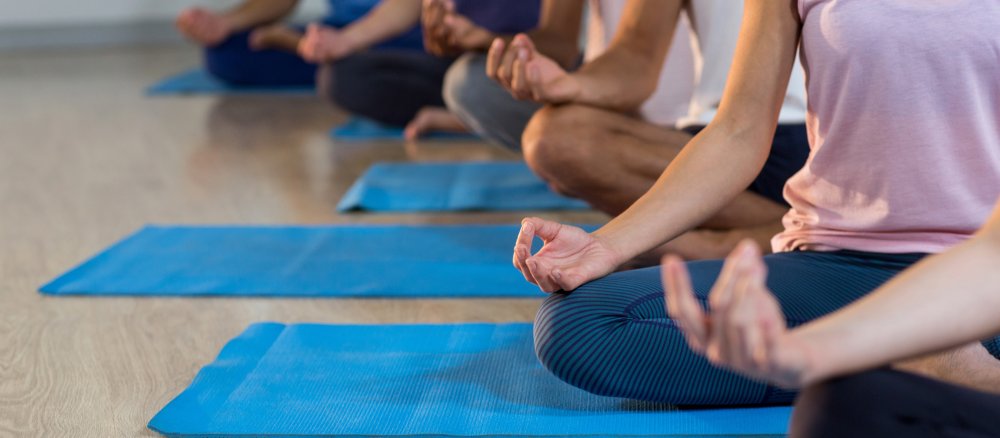 Nahaufnahme von Händen in Yogapose