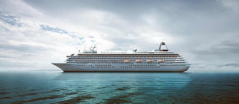 Ein Kreuzfahrtschiff auf hoher See.