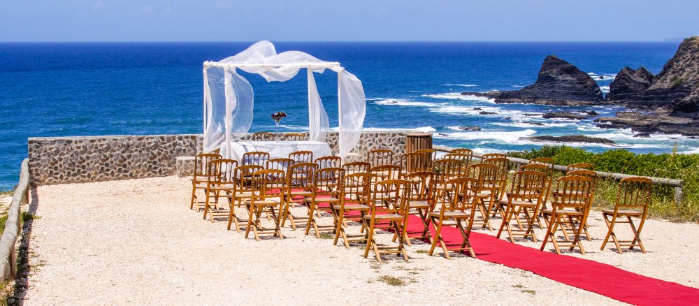 Hochzeitspavillon und roter Teppich am Meer.