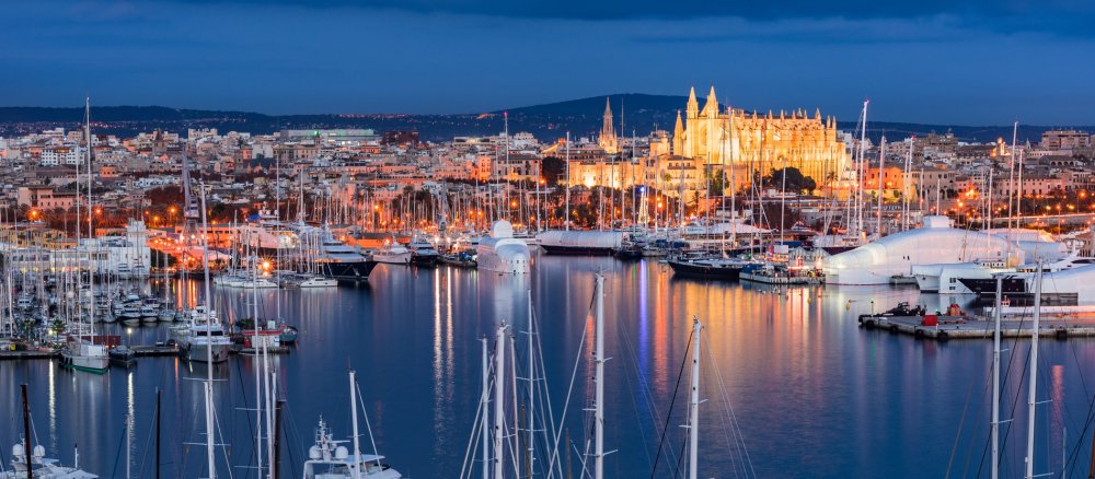 Blick über den Yachthafen auf die Kathedrale von Palma.