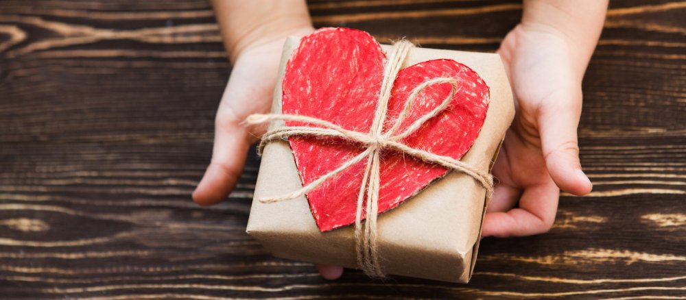 Ein Kind hält ein Geschenk