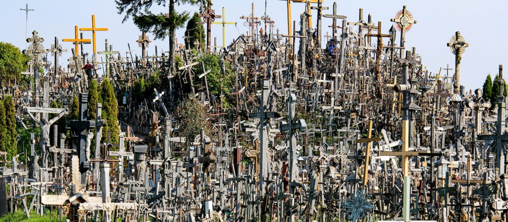 Unzählige Kreuze verschiedenster Größe stehen auf dem "Berg der Kreuze" in Litauen