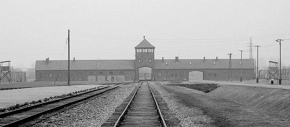 Die Haupteinfahrt des ehemaligen Konzentrationslagers Auschwitz-Birkenau.